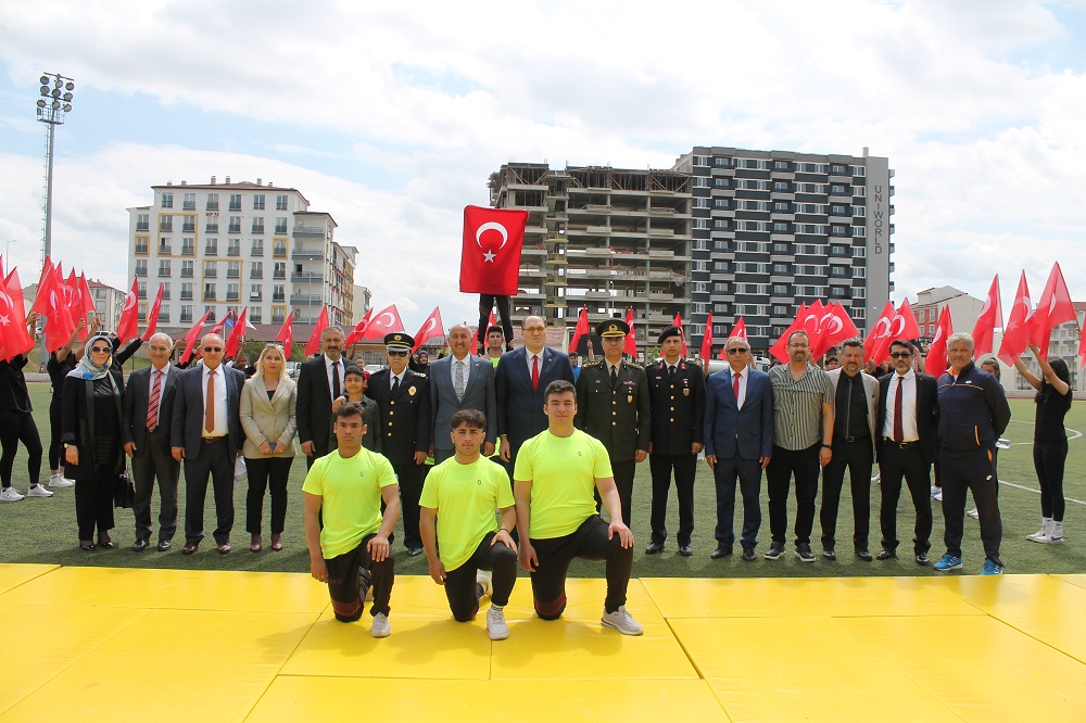 ATATÜRK'Ü ANMA GENÇLİK VE SPOR BAYRAMININ 104. YILDÖNÜMÜ TÖRENLERLE KUTLANDI