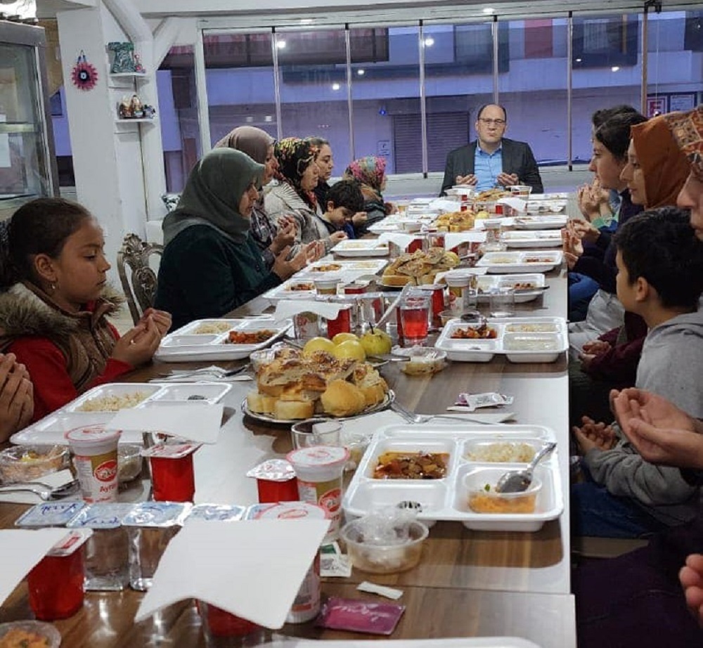 Şehit aileleri, Gazi aileleri, öksüz yetim çocuklar ve depremzede ailelerle iftar yemeklerinde ve hane ziyaretlerinde buluştuk.